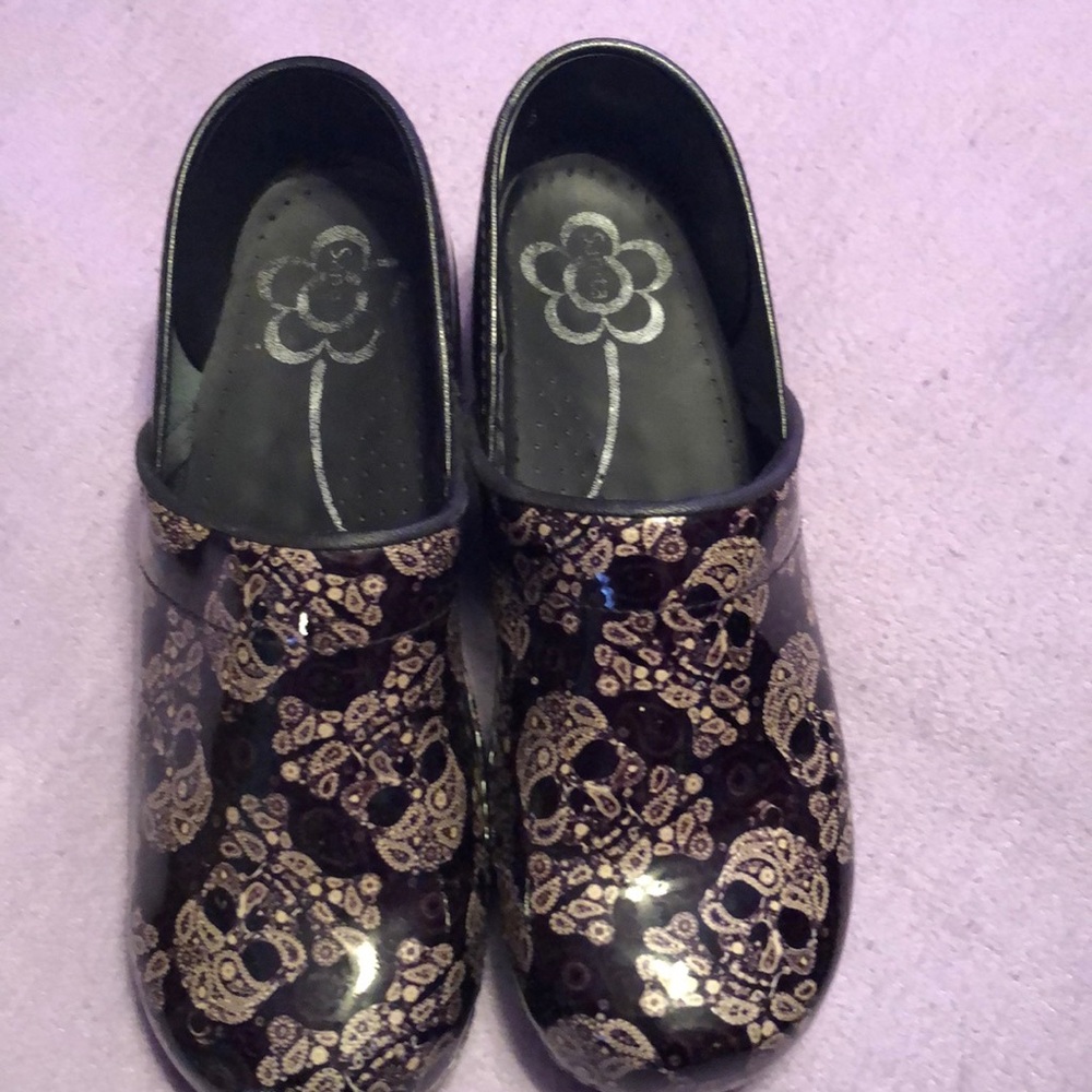 Sanita professional clogs size 11 skulls